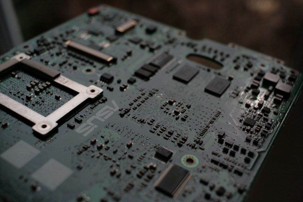 Obleas de silicio y chips de semiconductores para tecnología HBM.