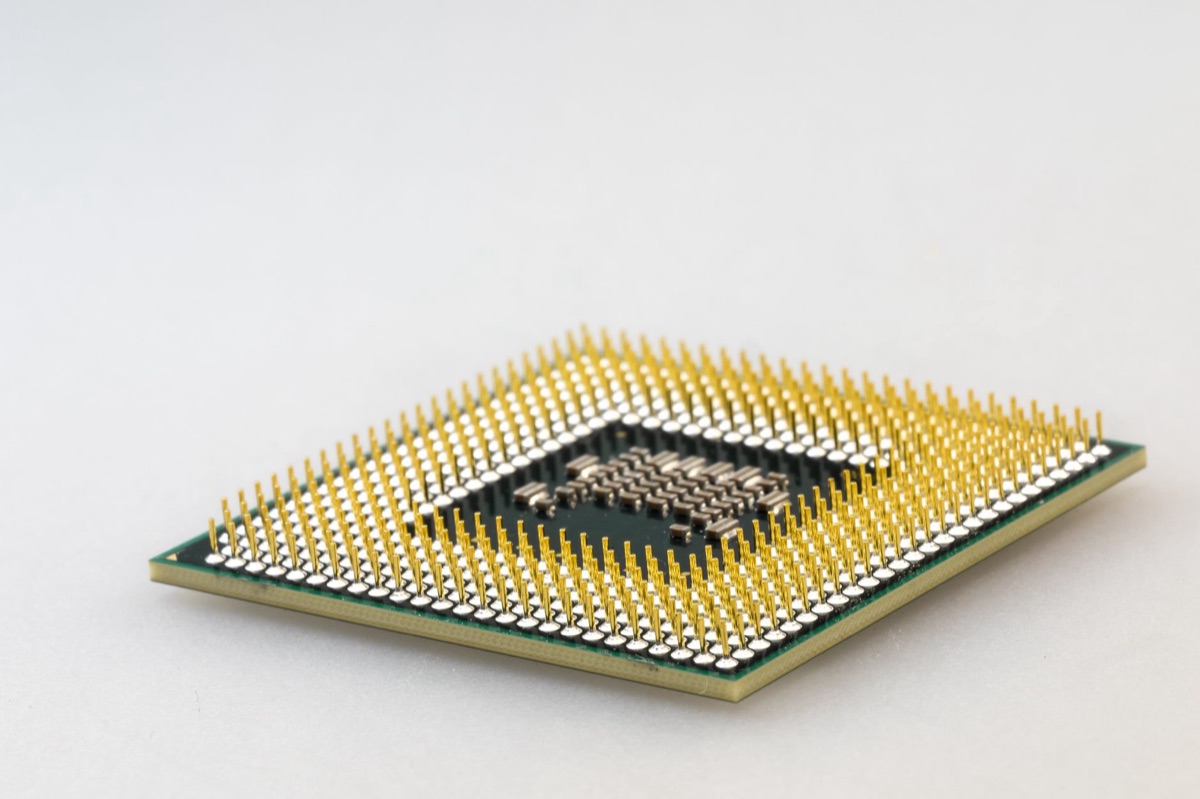 Primer plano de un procesador de microchips con tecnología de empaquetado avanzado.