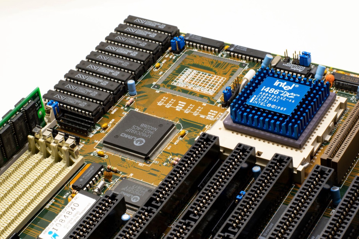 Wafer de semicondutor com detalhes de tecnologia de empilhamento de chips.