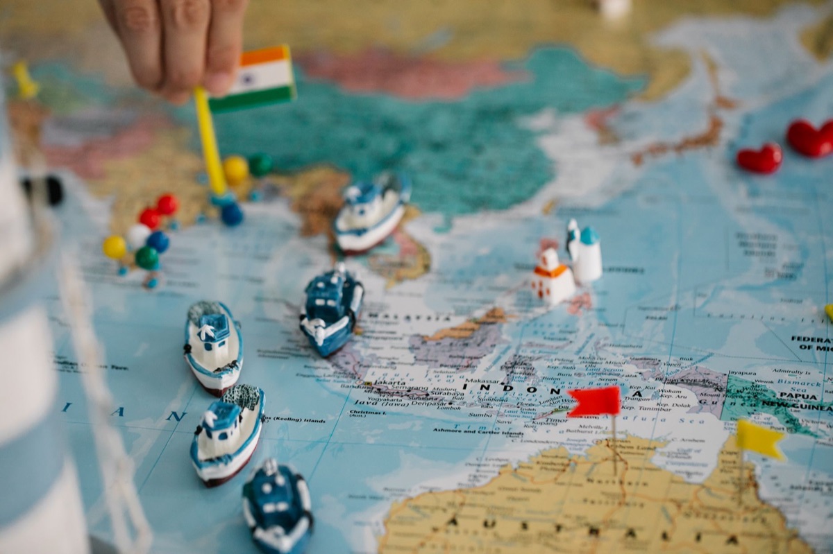 Regierungsbeamter analysiert globale Handelsrouten