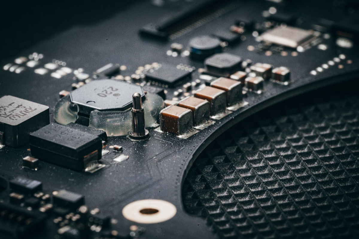 Gros plan détaillé d'un circuit intégré haute technologie.