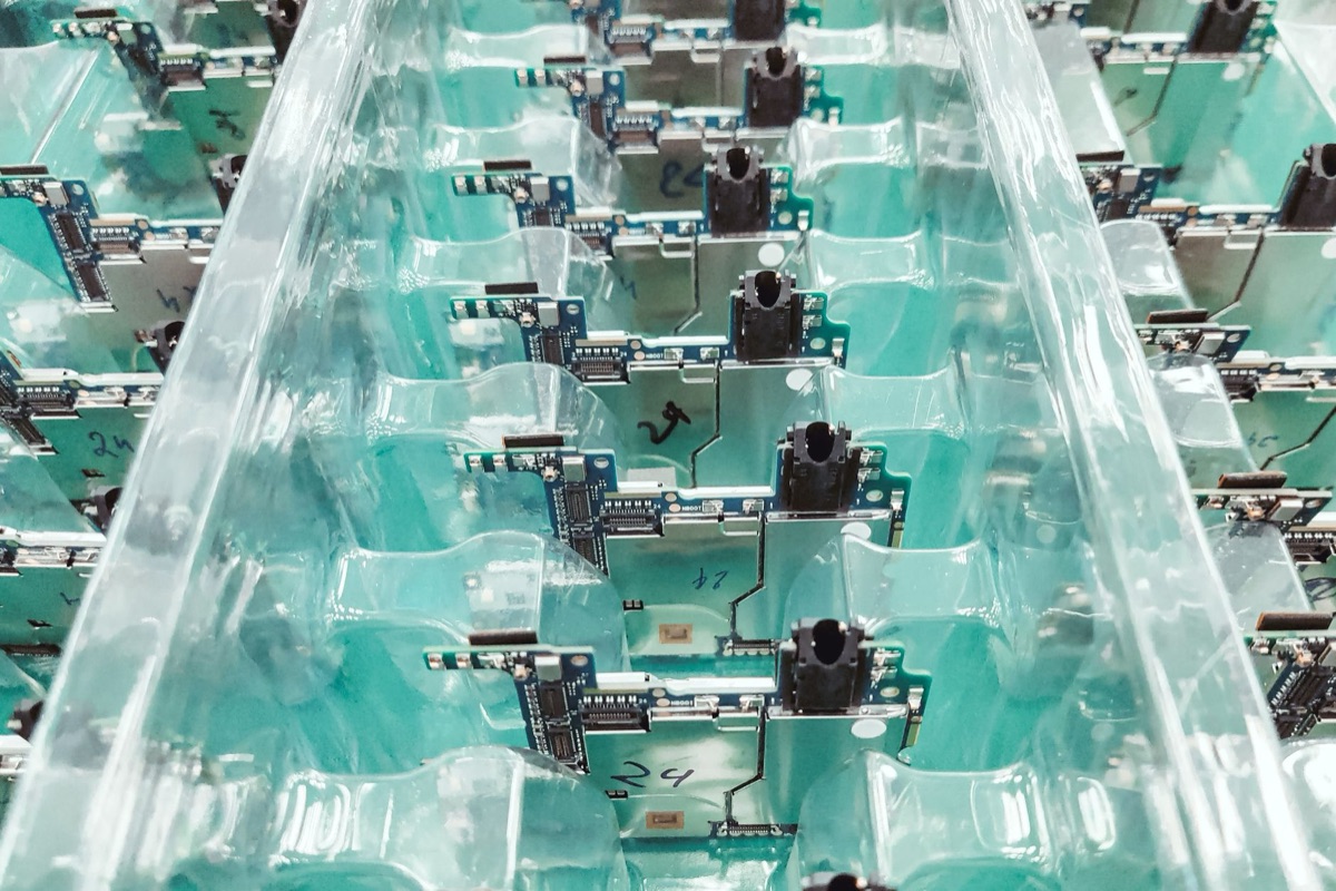 Disco de silício sendo processado em uma fábrica de semicondutores de alta tecnologia.
