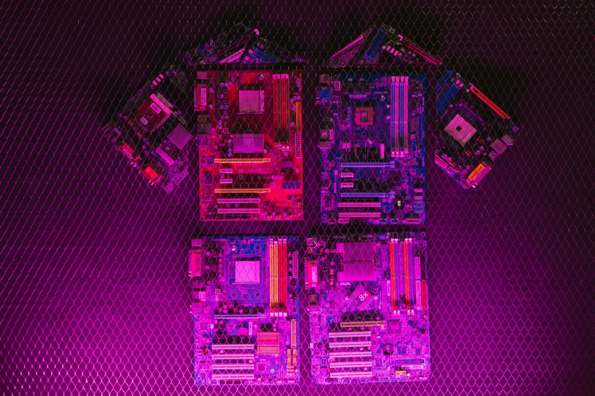 Ingeniero japonés trabajando con semiconductores