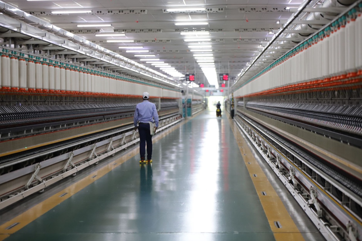 Tour de factory intelligente avec robots et machines à l'heure du coucher du soleil