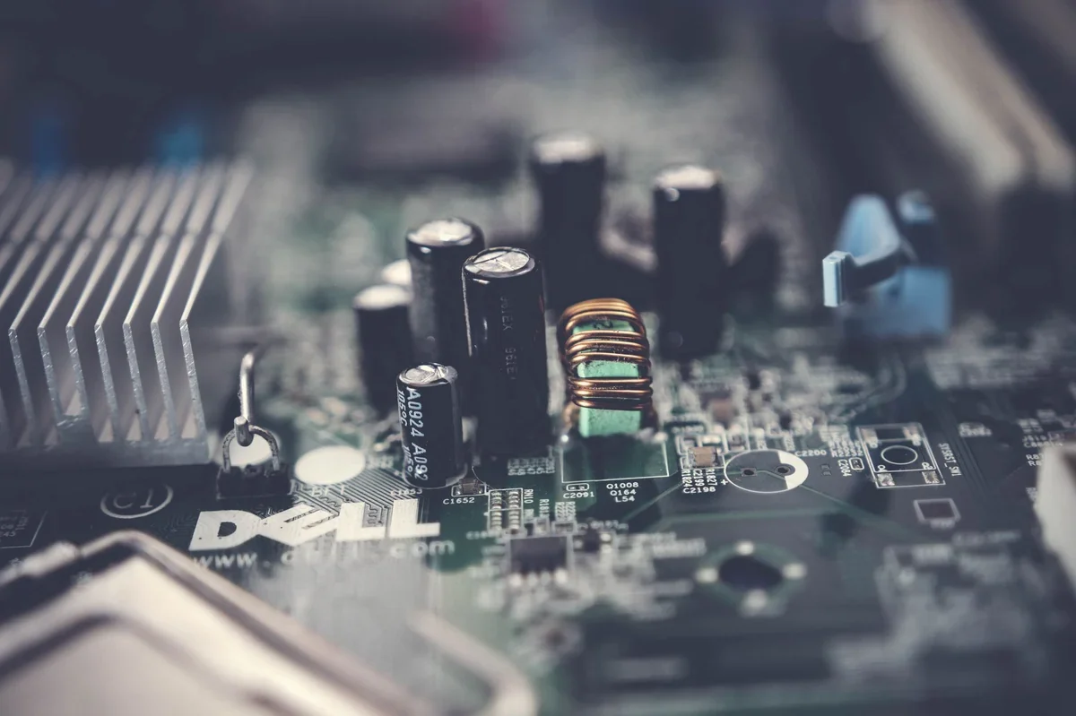 Fotografia di un'unità madre | credits:Pok Rie | https://www.pexels.com/photo/selective-focus-photo-of-dell-motherboard-1432669/