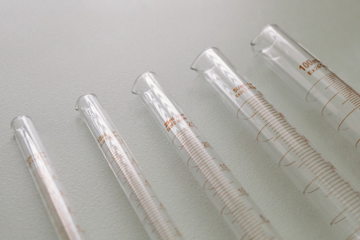 Laboratorio con attrezzature e materiali per semiconduttori