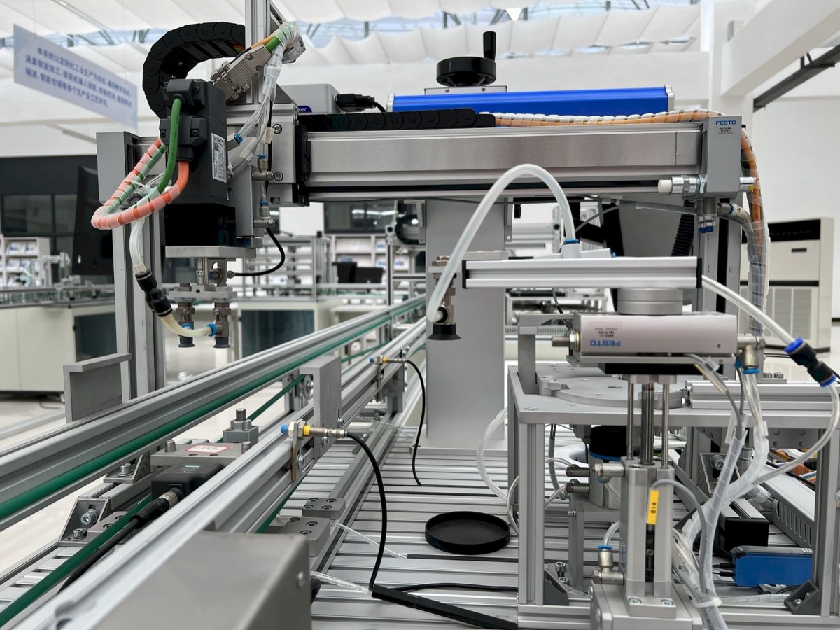 Semiconductor workshop with machinery