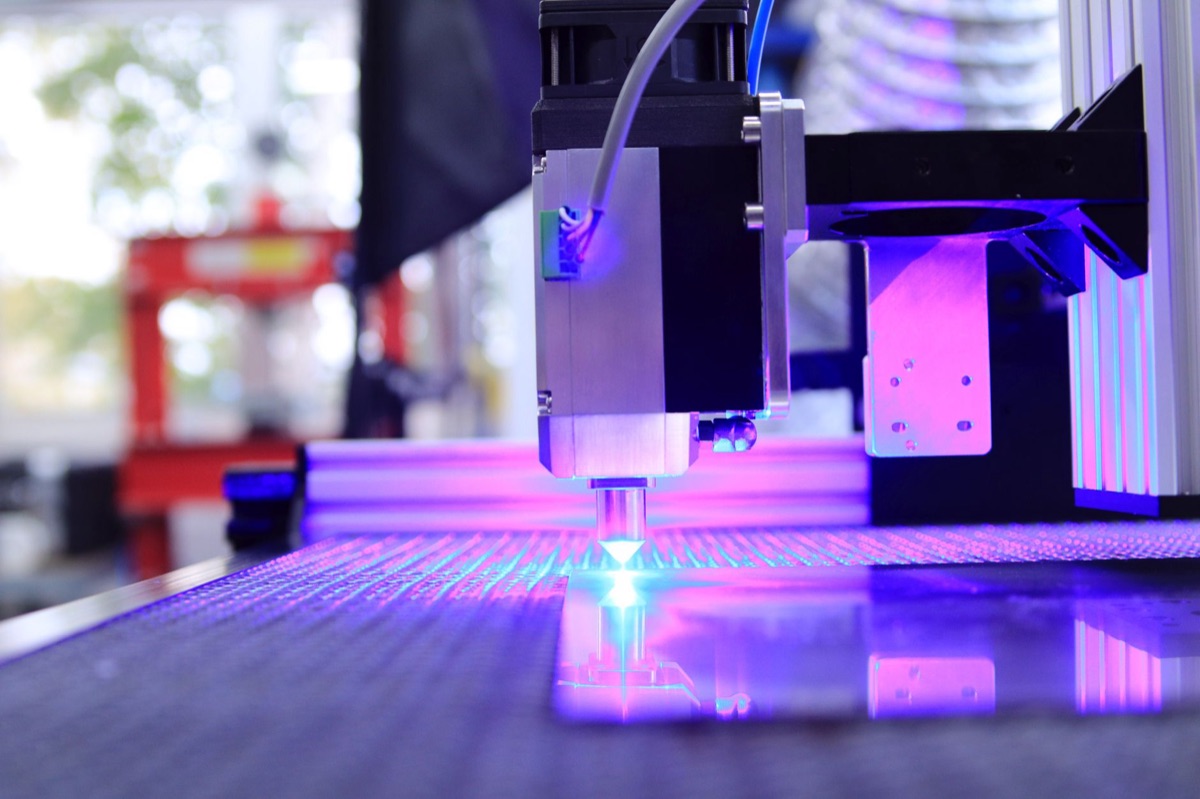 Detailaufnahme einer komplexen EUV-Lithographie-Maschine in einer Chip-Fabrik.