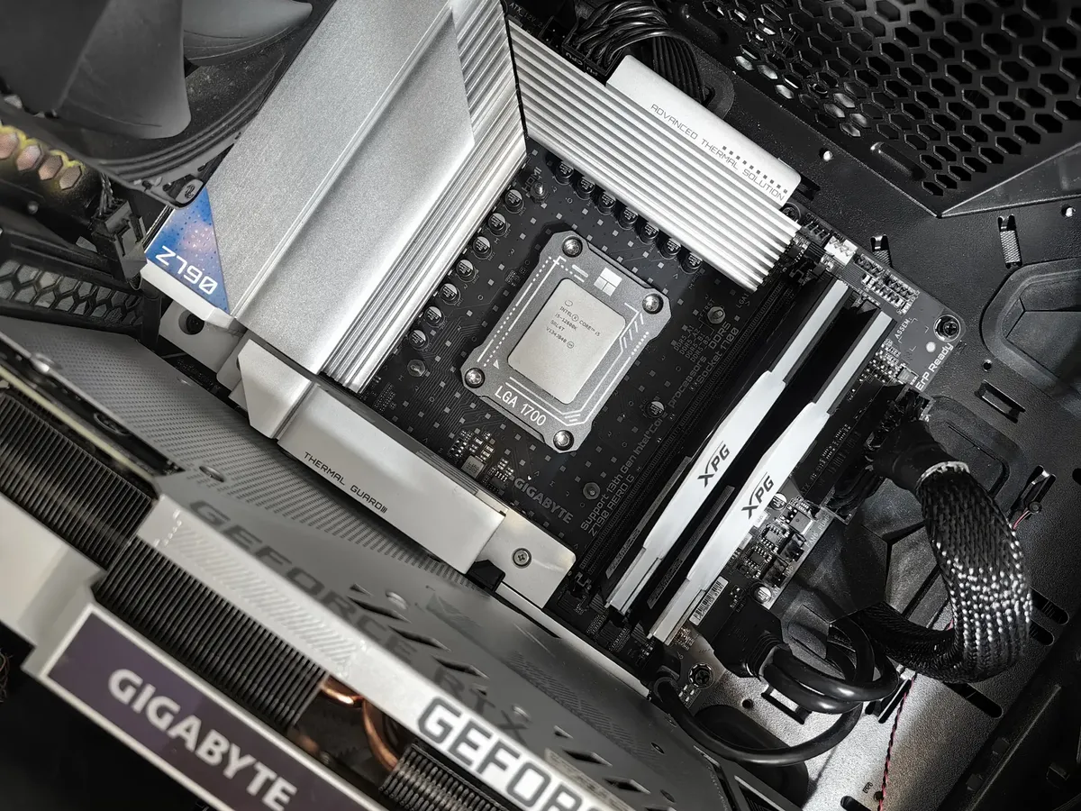高性能なPCの組み立ての内部写真。ギガバイトのマザーボードと部品が含まれている。